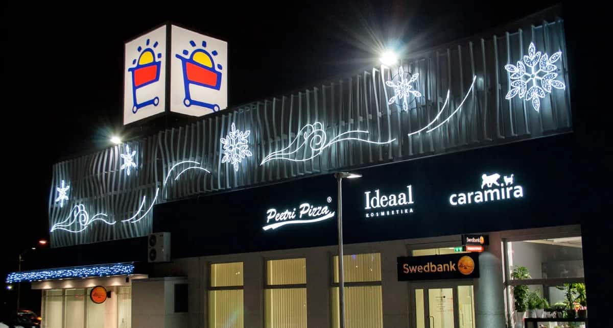 Asteria Kar Tanesi kurulmuş halde gece çekimi, LED ışık süsleme uygulaması