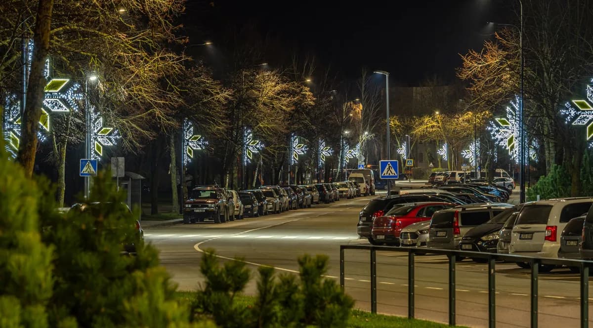 Sirlis 235 Kar Tanesi kurulmuş halde gece çekimi, LED ışık süsleme uygulaması