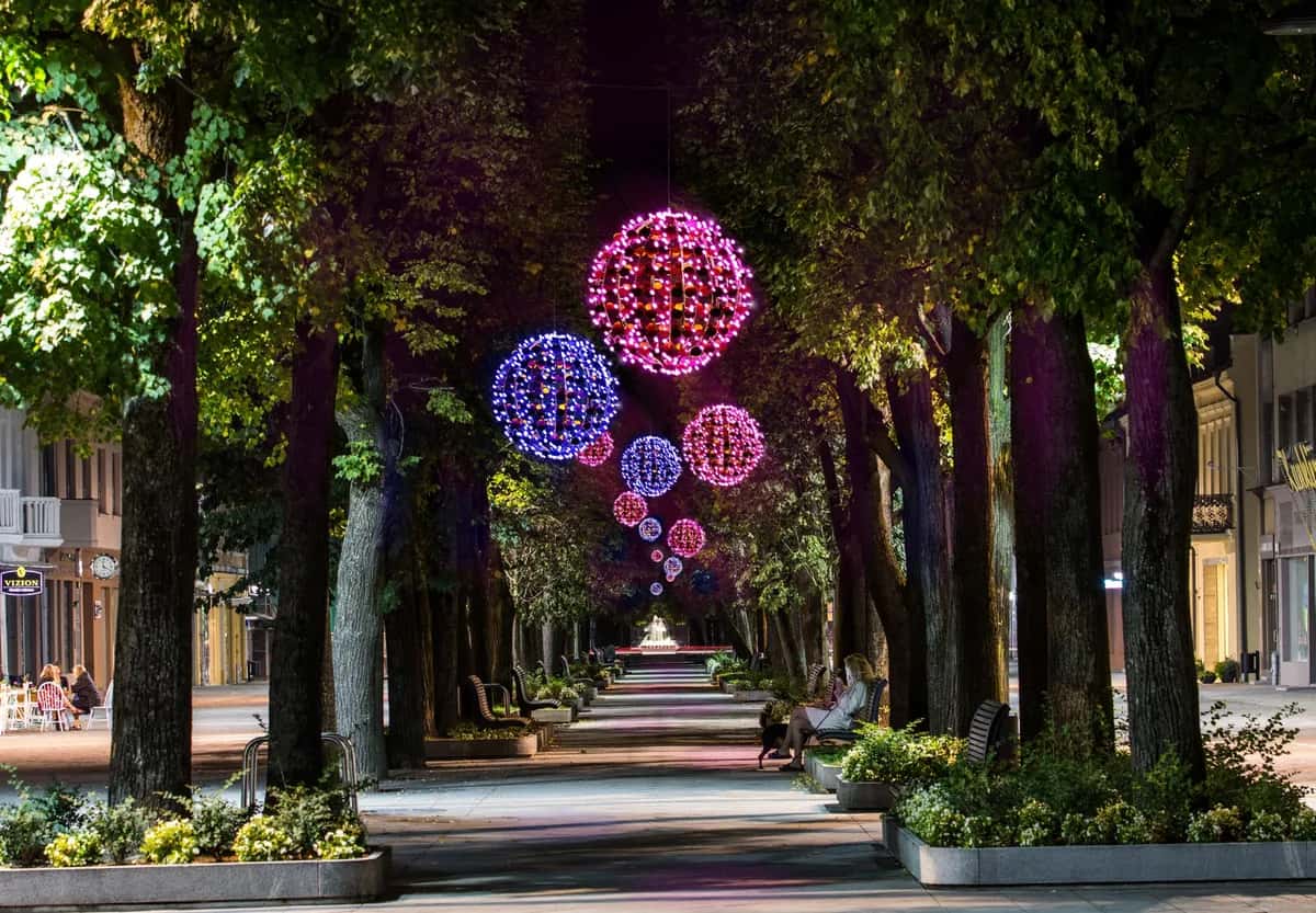 Glitterball 100 Simli Küre kurulmuş halde gece çekimi, LED ışık süsleme uygulaması