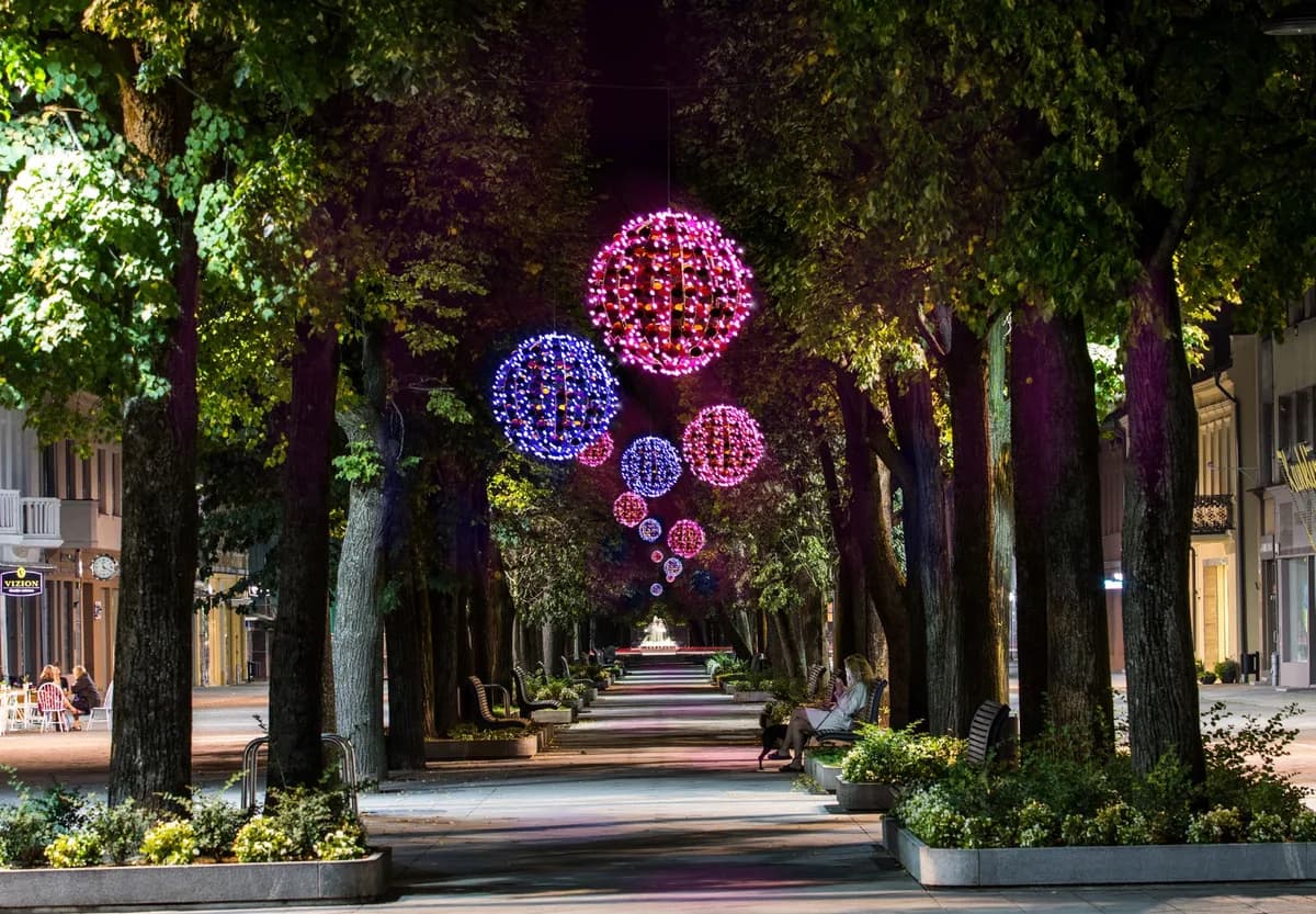 Glitterball 100 Simli Küre kurulmuş halde gece çekimi, LED ışık süsleme uygulaması