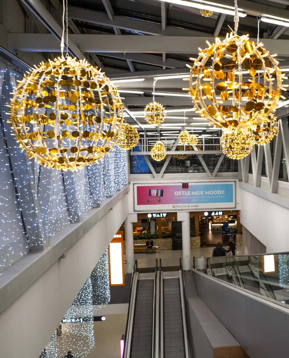 Glitterball 80 Simli Küre kurulmuş halde gece çekimi, LED ışık süsleme uygulaması