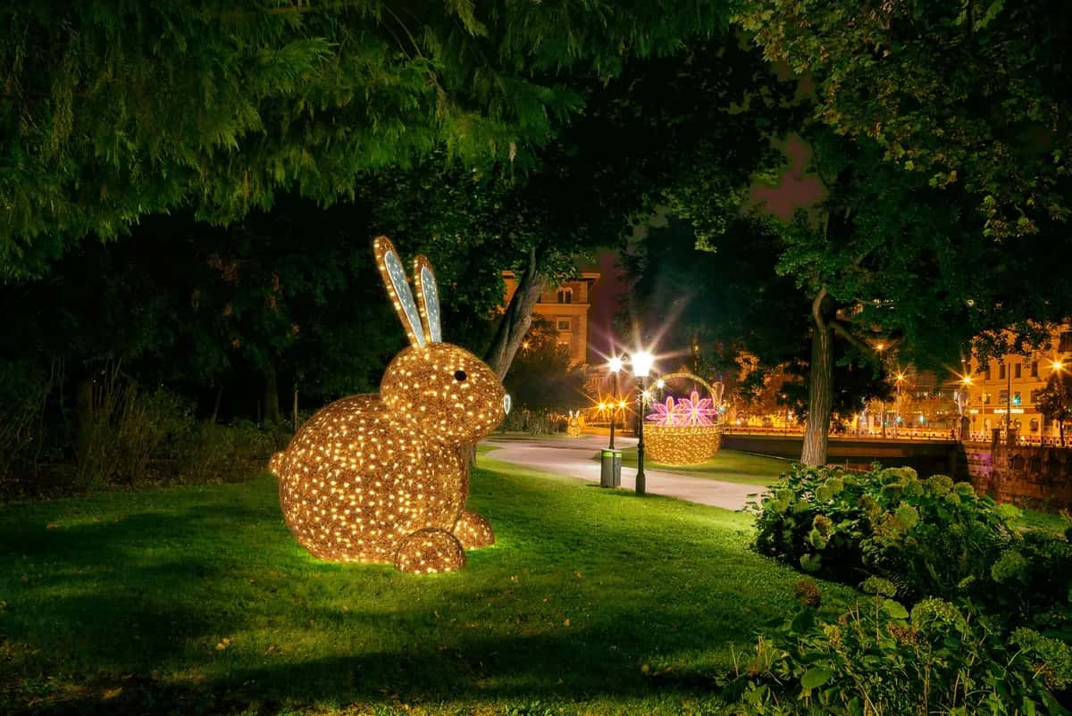 Marvin 180 Paskalya Süsü kurulmuş halde gece çekimi, LED ışık süsleme uygulaması