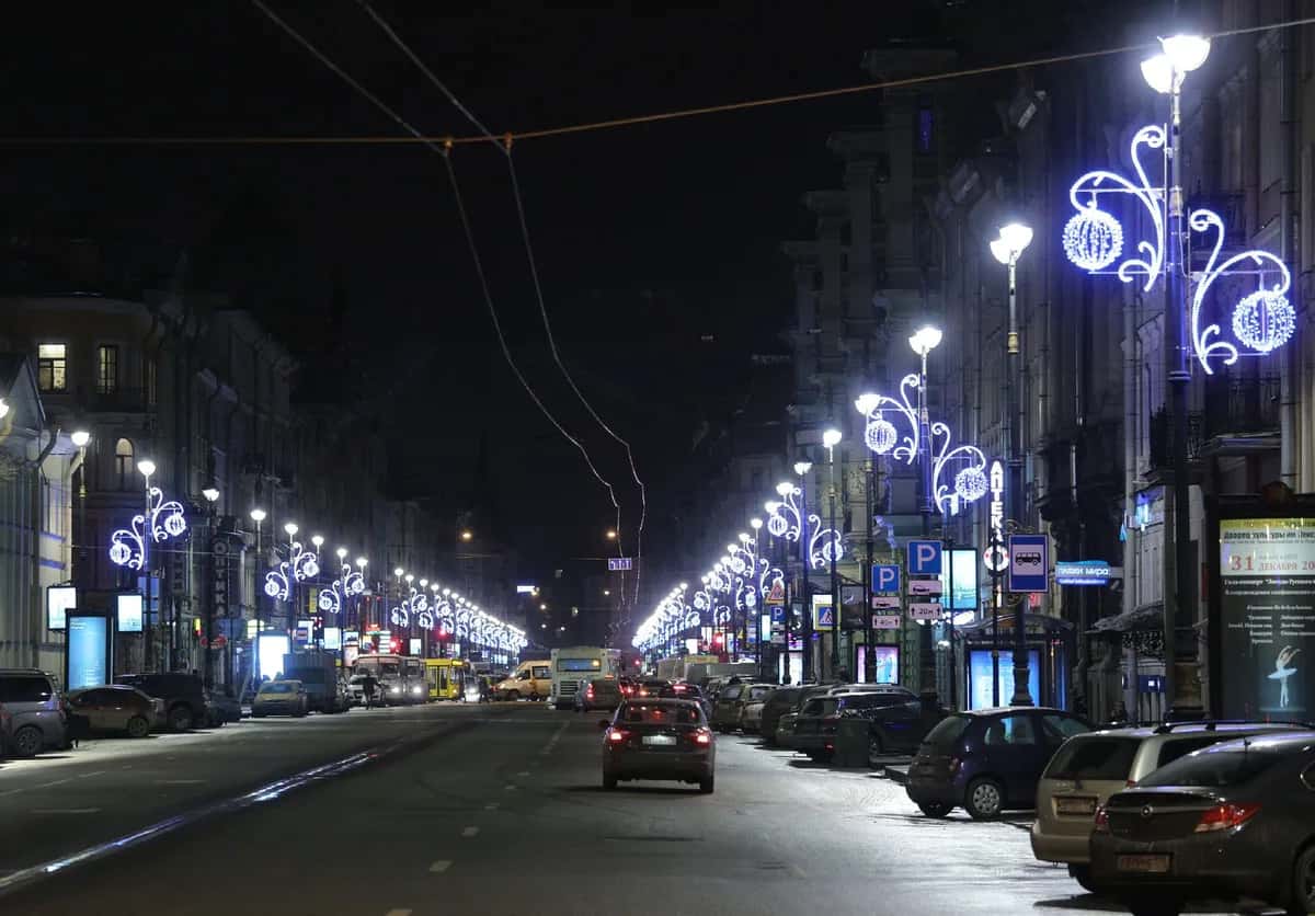 Nevsky Sarmal Direk kurulmuş halde gece çekimi, LED ışık süsleme uygulaması