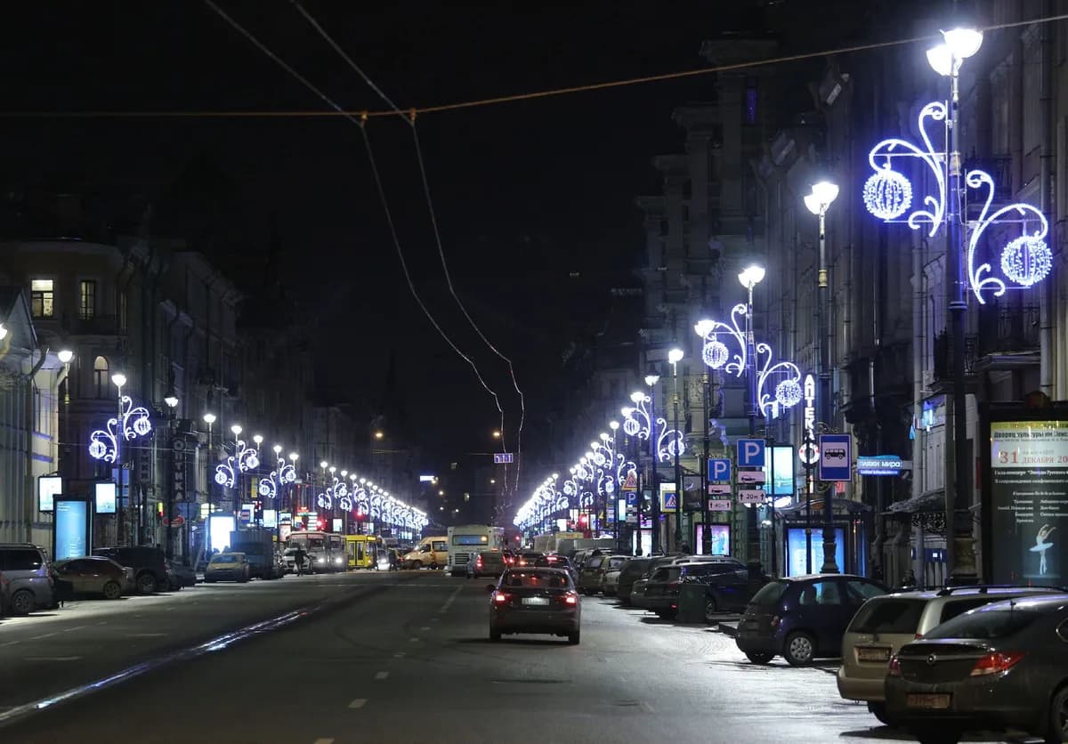 Nevsky Sarmal Direk kurulmuş halde gece çekimi, LED ışık süsleme uygulaması