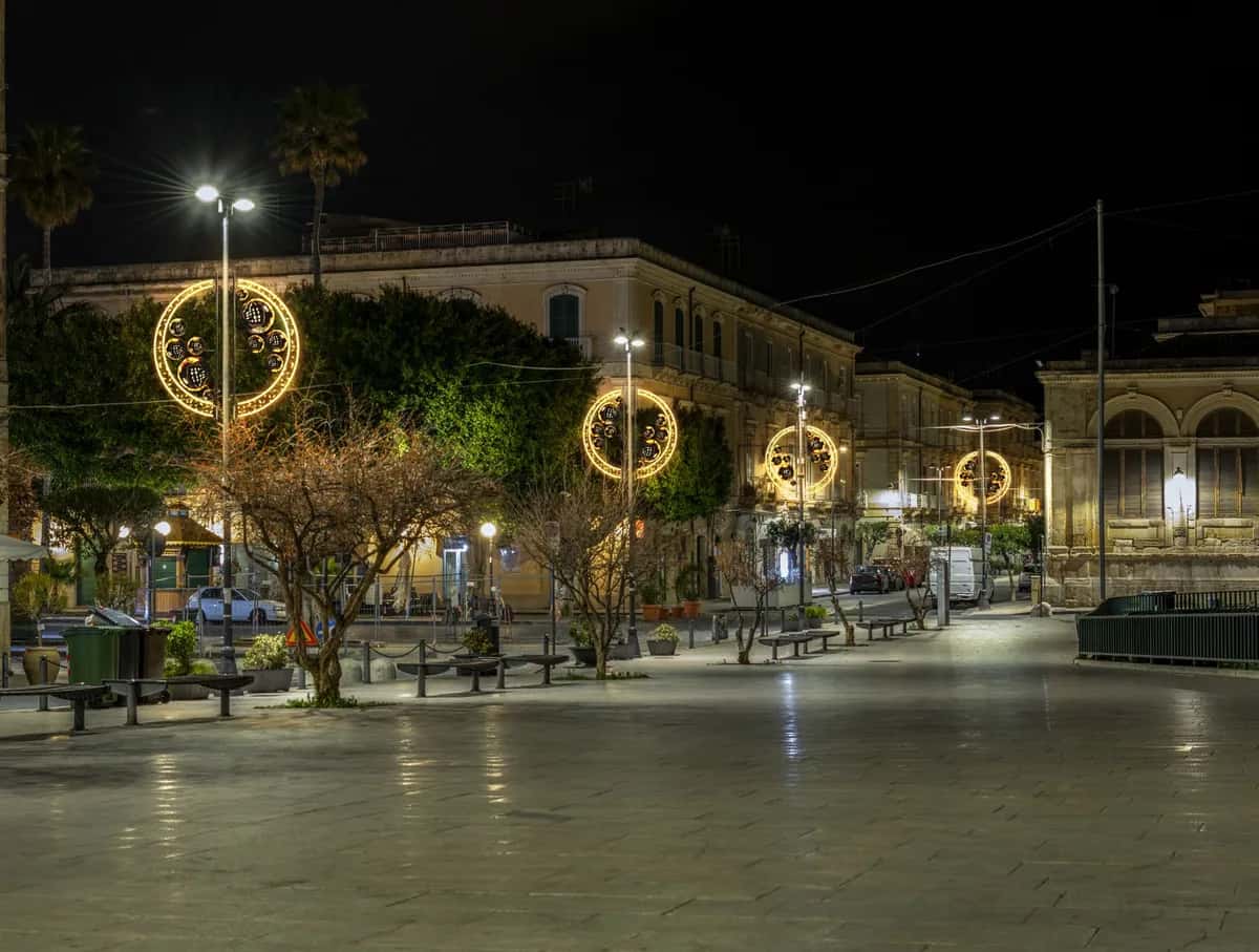 Sparkly Sarmal Direk kurulmuş halde gece çekimi, LED ışık süsleme uygulaması