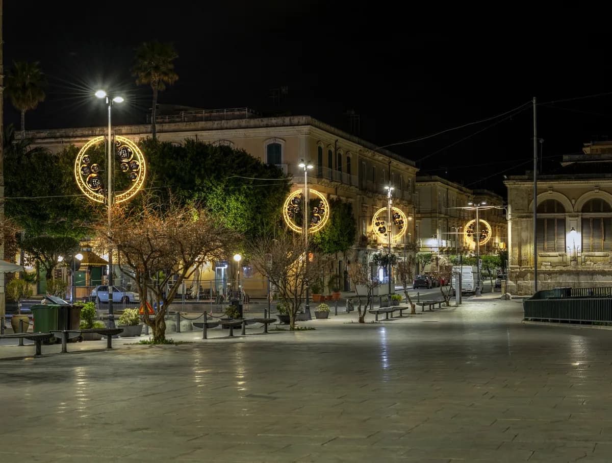 Sparkly Sarmal Direk kurulmuş halde gece çekimi, LED ışık süsleme uygulaması