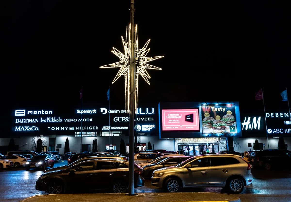 Nordy Yıldız Motifi kurulmuş halde gece çekimi, LED ışık süsleme uygulaması