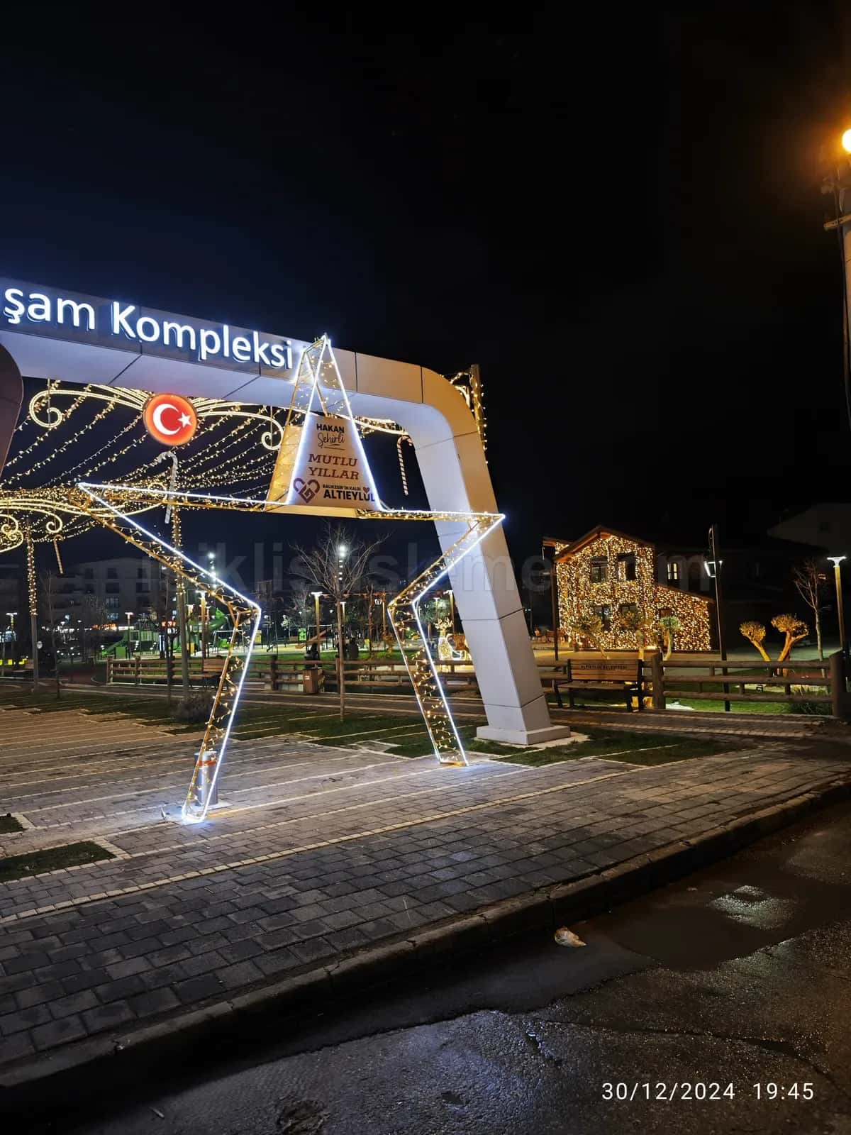 Yasam Kompleksi girisinde buyuk beyaz LED yildiz figuru ve meydan susleme gece gorunumu