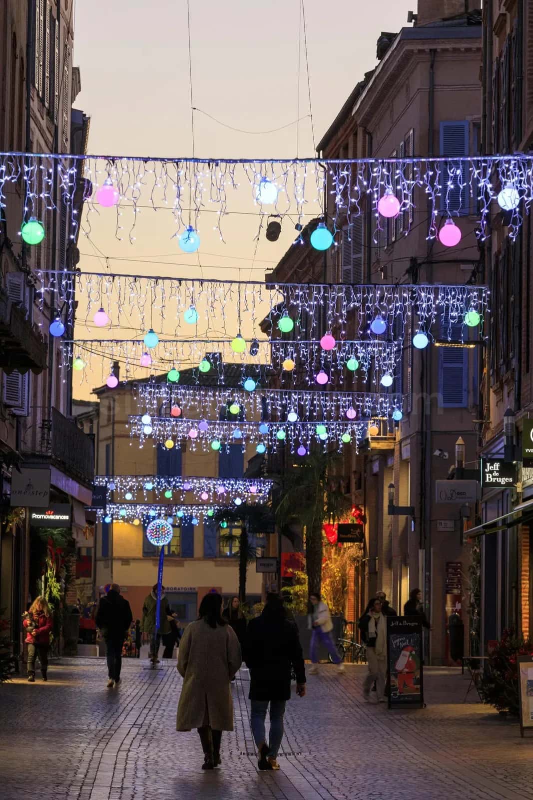 Yaya caddesi uzerinde mavi beyaz sarkik led ve renkli kuresel motiflerle dolu yilbasi susleme