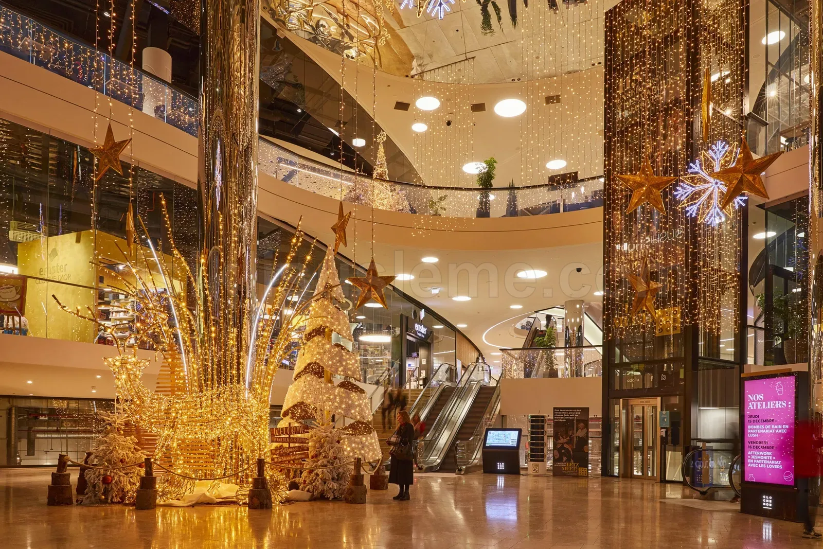 Buyuk alisveris merkezi atriumunda altin yildiz ve led perde ile tam yilbasi susleme