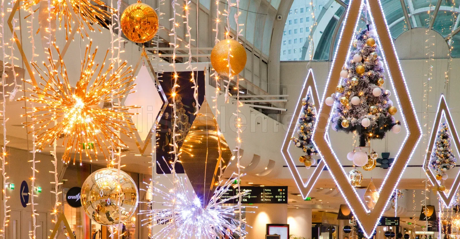 AVM atrium tavaninda altin LED kure fireworks figur ve elmas cerceve motiflerinin yilbasi susleme gorunumu