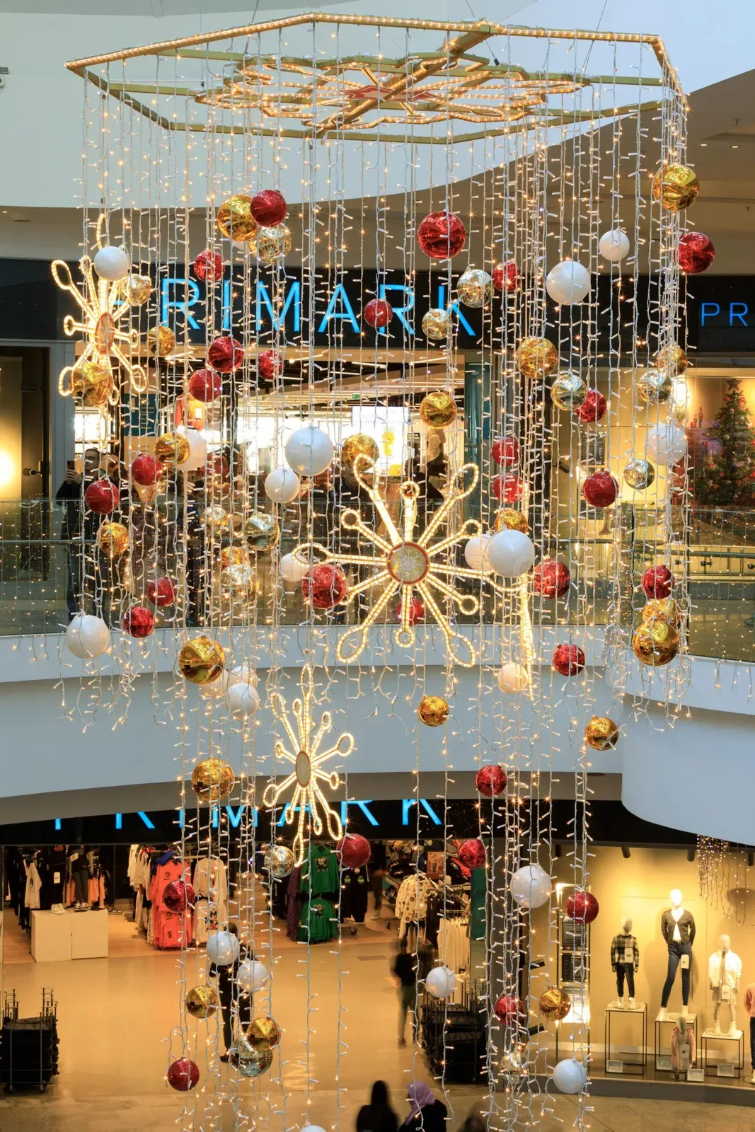 Primark magaza onunde altin led perde ve renkli yilbasi toplari atsrium susleme