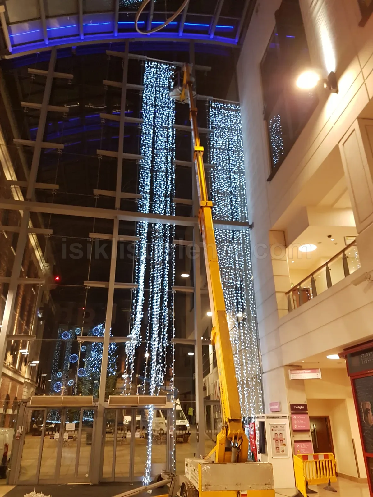 Platformlu aracla AVM girisine mavi beyaz LED perde susleme montaji yapiliyor