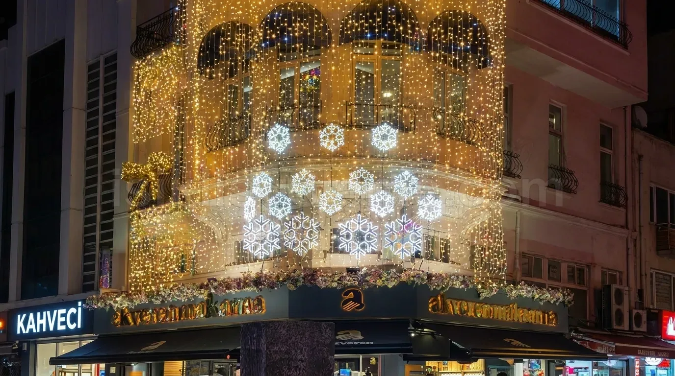 Kahveci kose binasinin dis cephesini kaplayan yogun perde LED ve buyuk 3D kar tanesi motifleri gece
