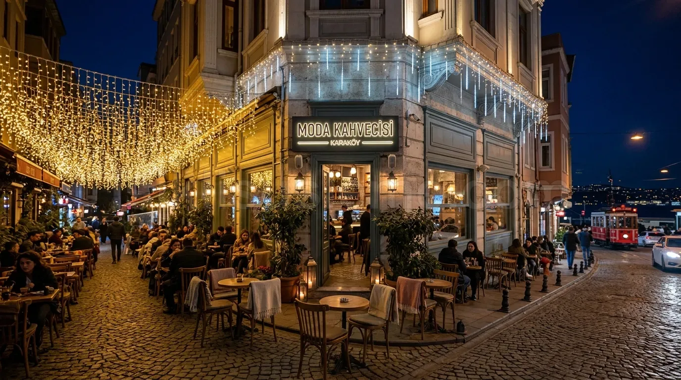 Istanbul Bogazina bakan kafe terasinda musteriler perde ve sarkıt led yilbasi susleme altında oturuyor