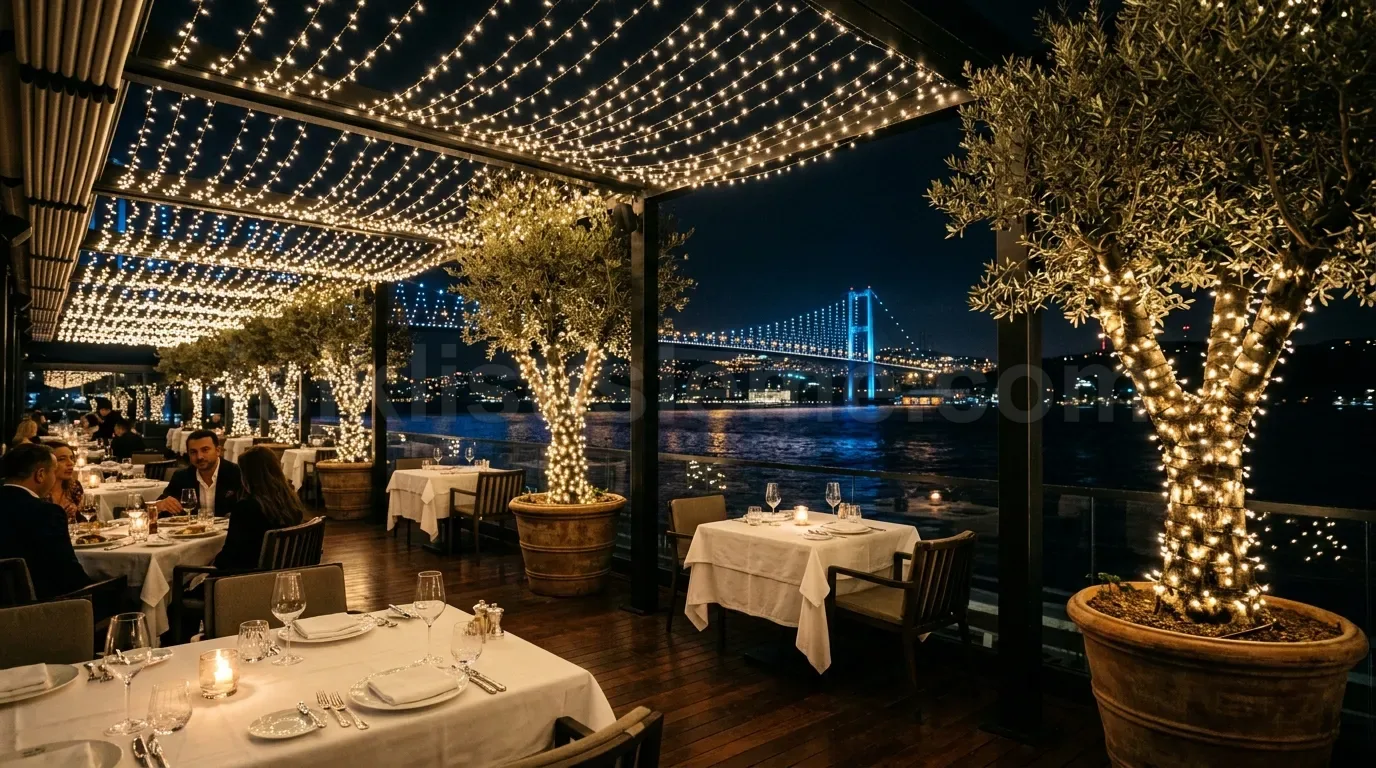 Bogaz koprusu onunde gece teras restoraninda zeytin agaclarina sarilmis sicak beyaz peri isiklarinin altin gorunumu