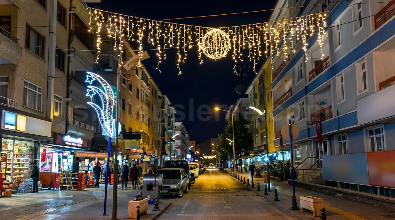 Sehir caddesinde sokak ustu perde LED ve altin kure motifi gece trafik gorunumu