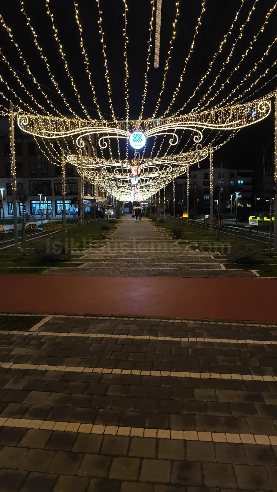 Gece yaya yolu uzerinde beyaz LED kanat motifi ve cadde tavan susleme duzeni