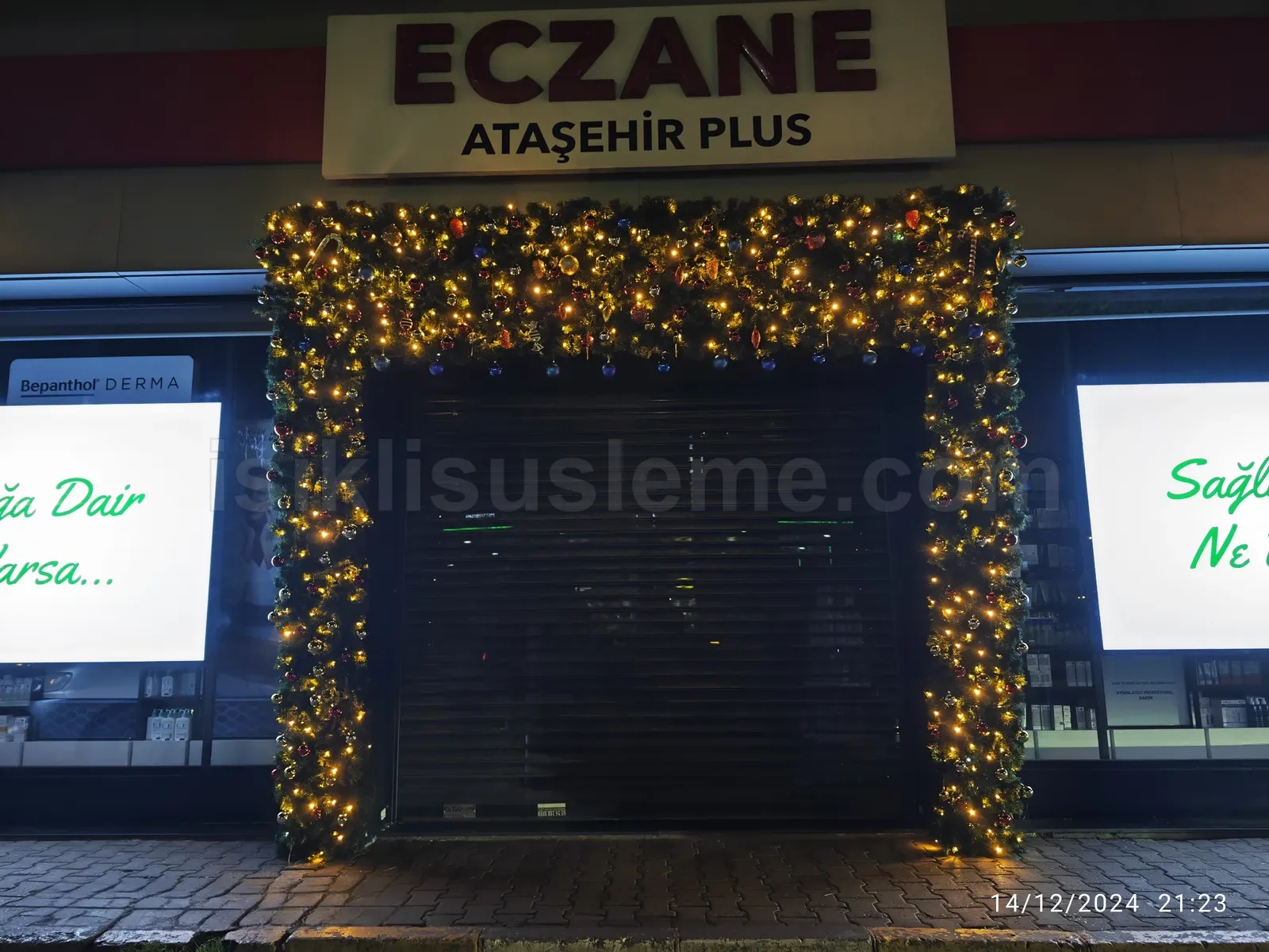 Atasehir Plus eczanesinin kapalı kepengini cerceveleyen altin toplu yesil cedar led susleme