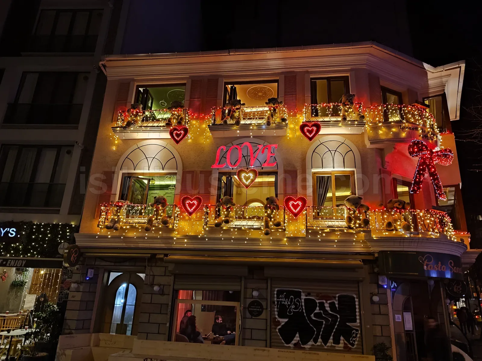 Gece isletme cephesinde kalp figur LOVE neon ve sicak beyaz LED perde susleme genis aci