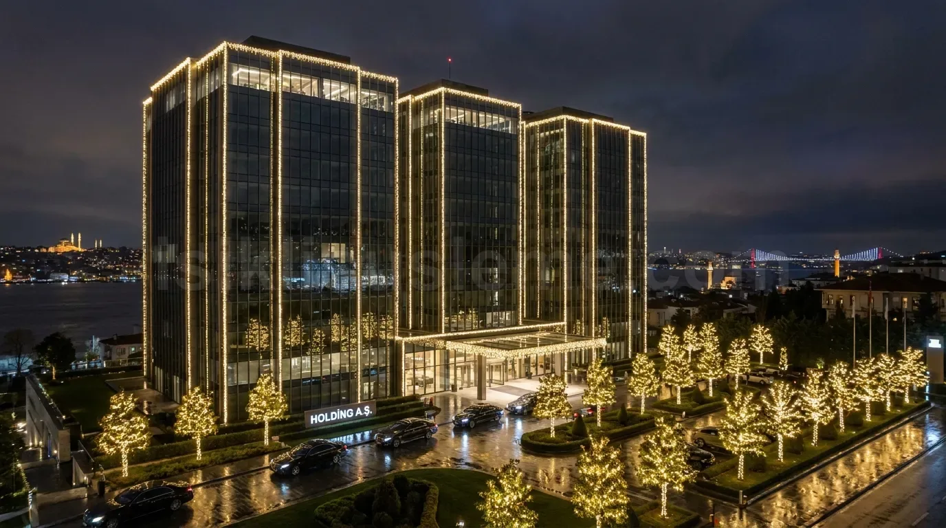 Istanbul Bogazi manzarali modern otel binasinin dis cephe ve bahce agaclarinda sicak beyaz LED aydinlatma