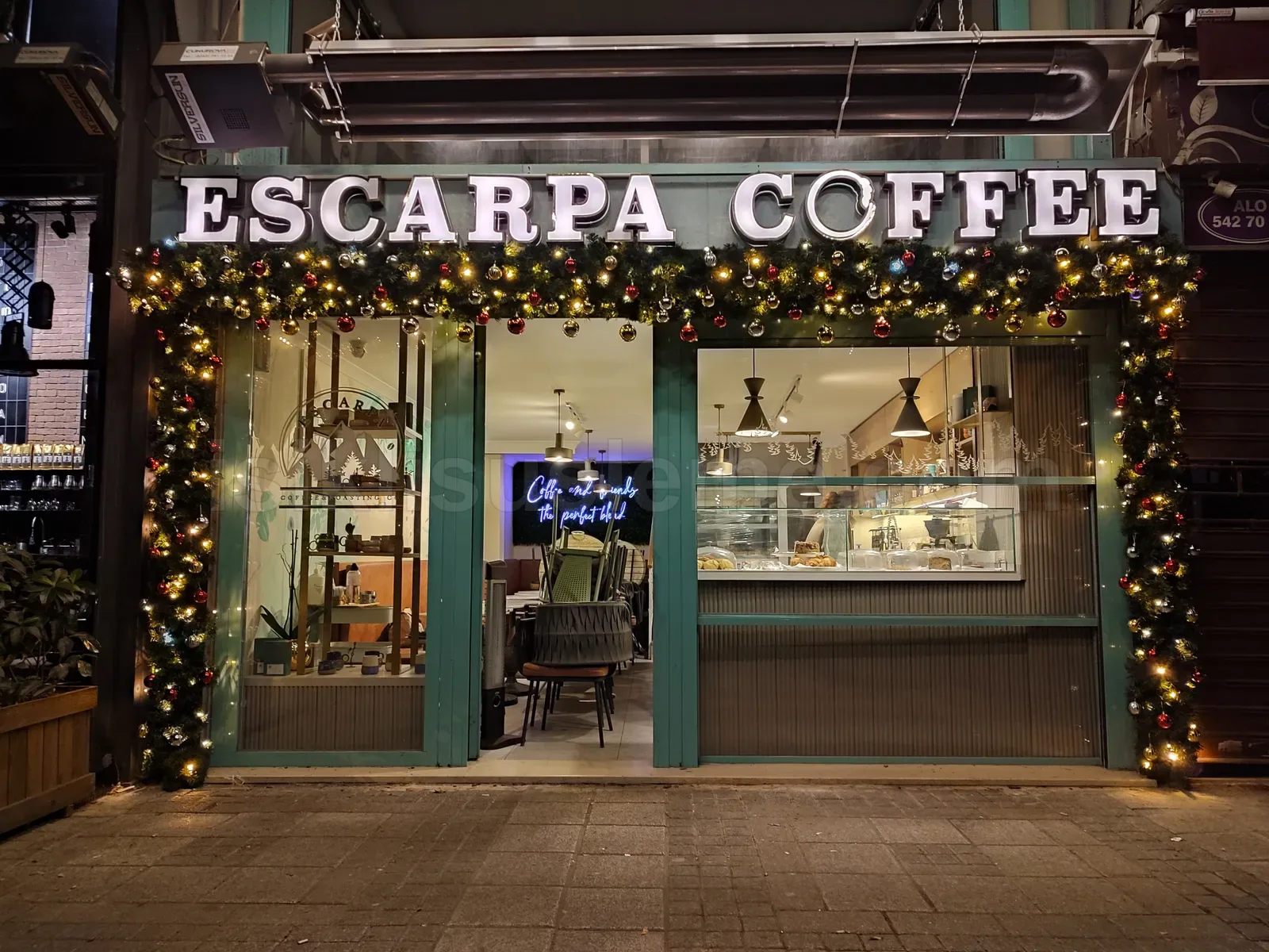 Escarpa Coffee kafe girisinde kapı cercevesin sarilan sicak beyaz LED ve renkli top susleme