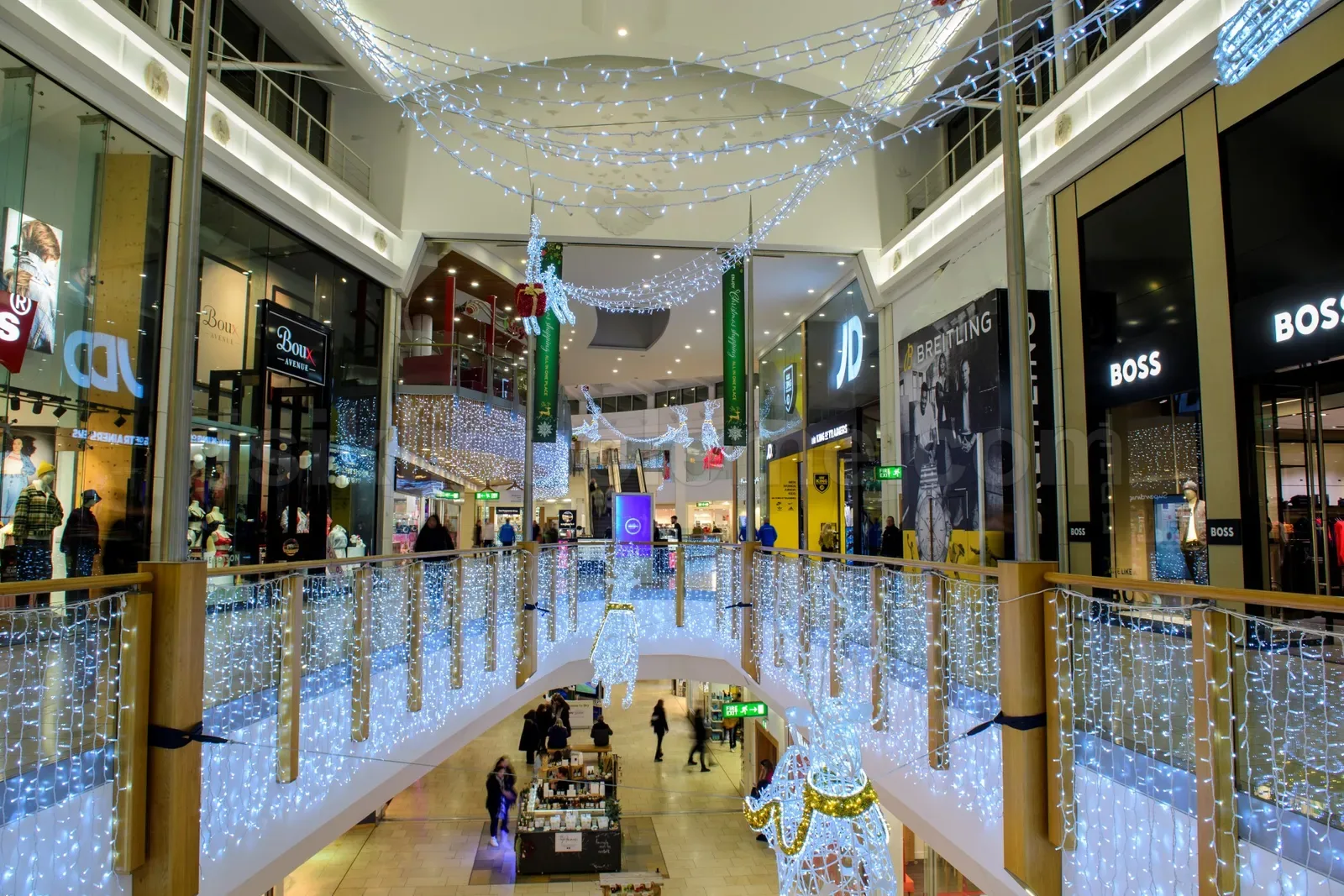 Luks AVM atriumu kat koridorlarinda beyaz mavi LED sarkaclar ve zeminde LED figur susleme