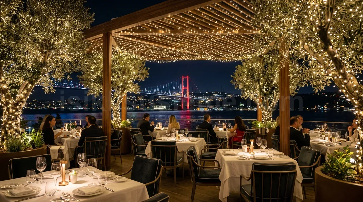Bogaz koprusu manzarasinda ahsap pergola altinda zeytin agaclarina sarilmis sari peri isiklarinin aydinlattigi lüks teras restoran