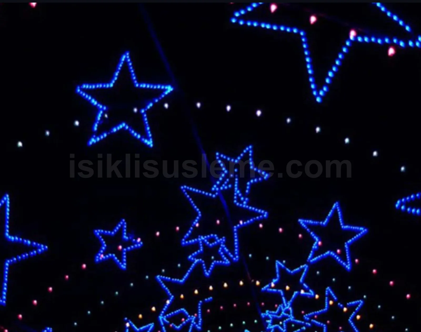 Siyah fon uzerinde farkli boyutlarda mavi LED yildiz figur motifleri ve lazer isik efektleri