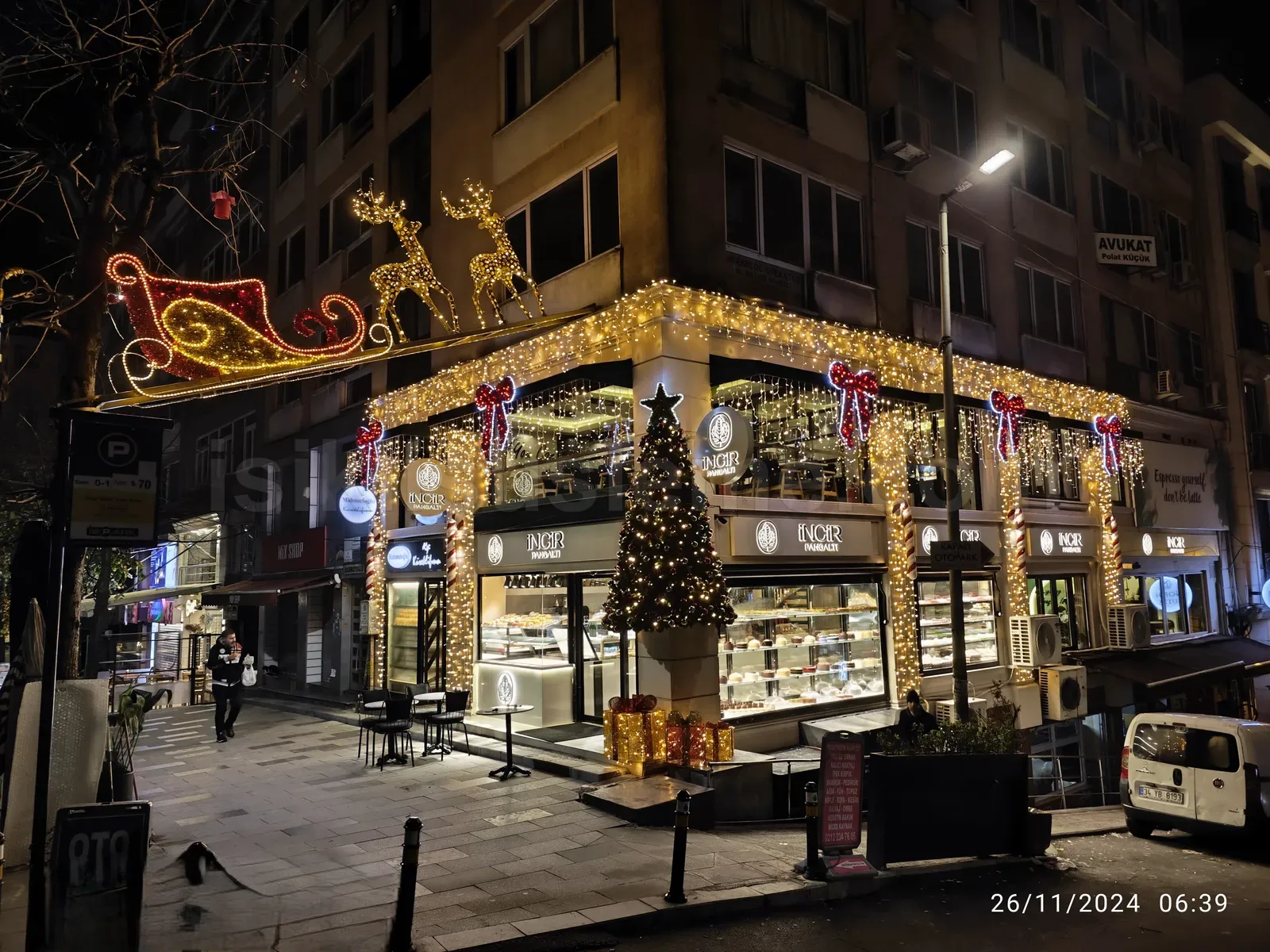Kose konumlu NOIR pastane binasinda sacak LED, geyik figuru ve onunde Noel agaci