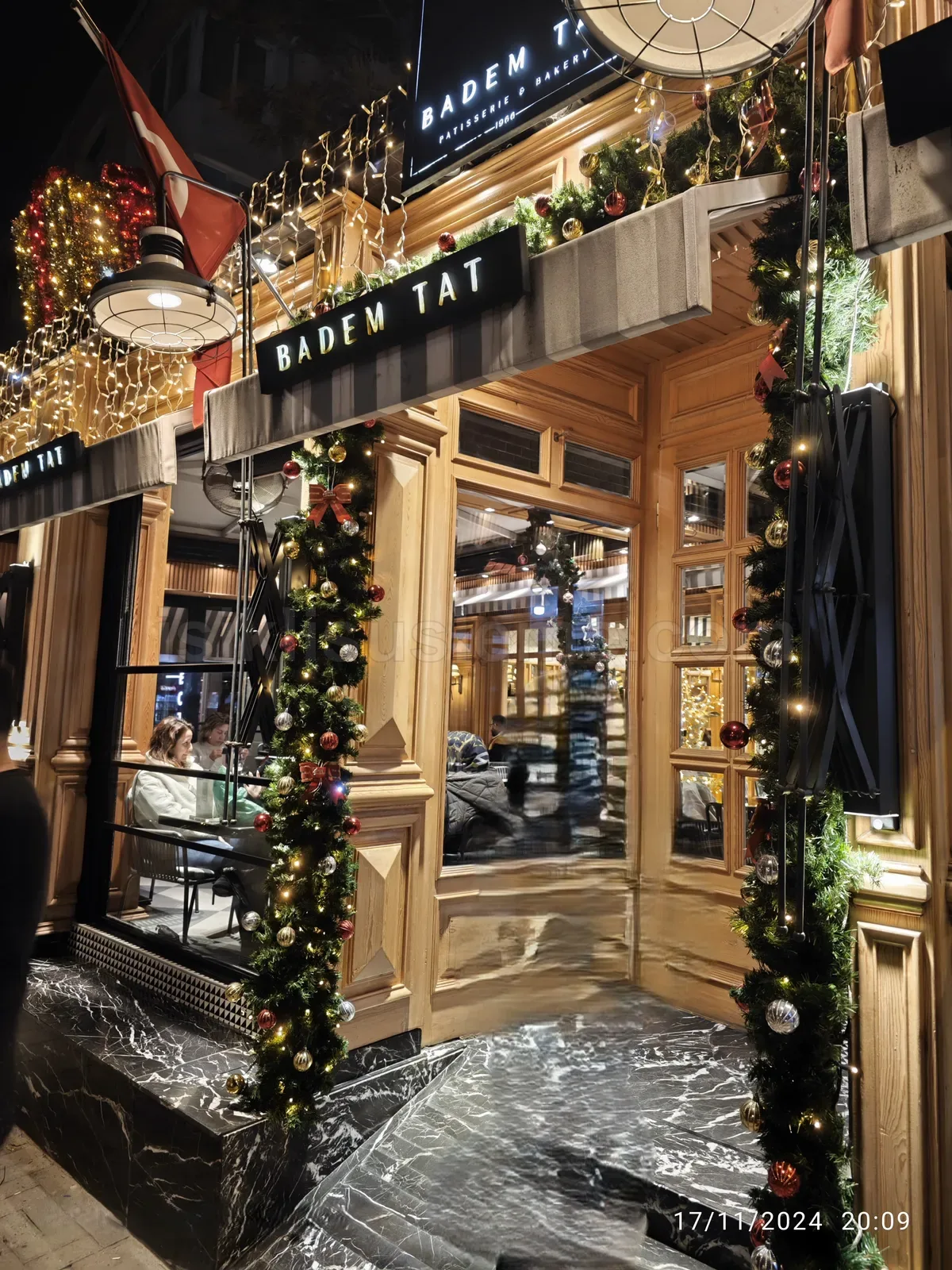 badem tat pastanesi girisinde cam agaci ve icicle led susleme ile yilbasi dekoru gece cekimi