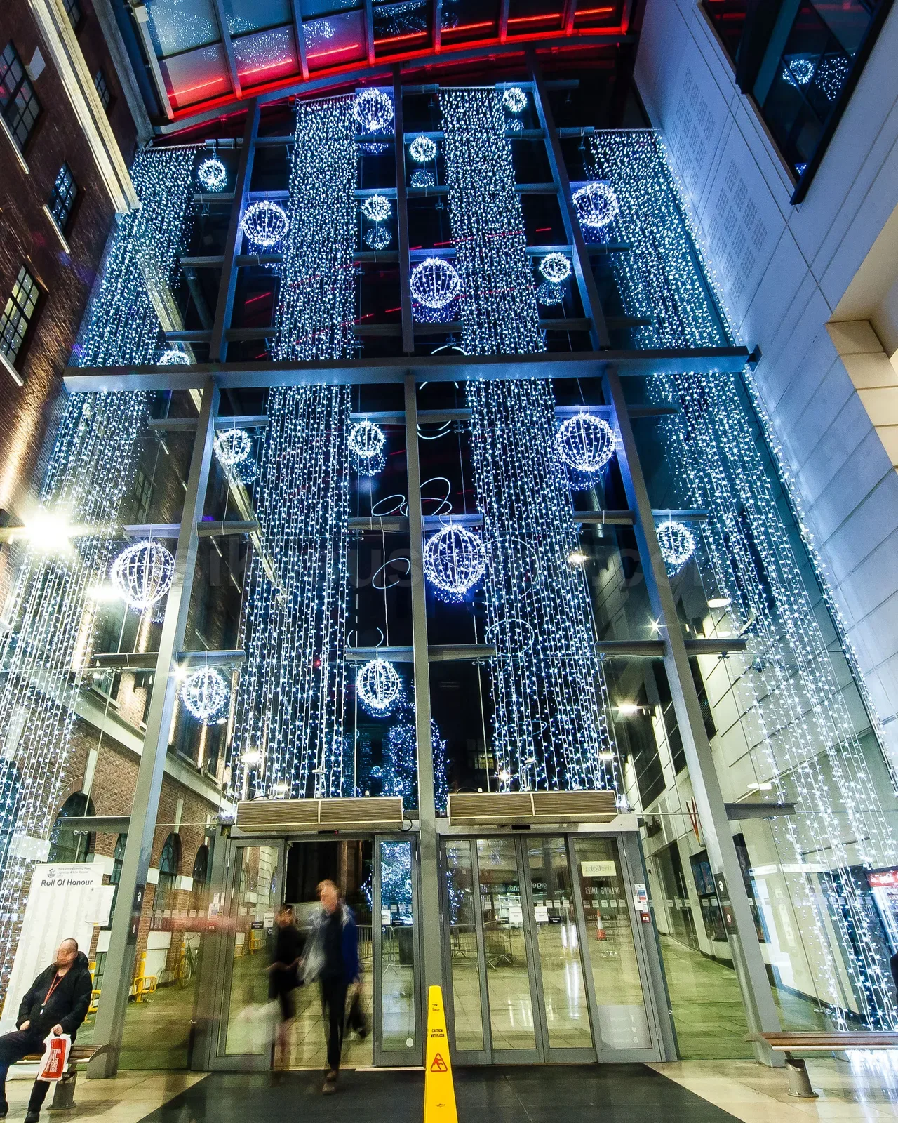 Cam cepheli plaza girisinde mavi beyaz led perde ve buyuk led top susleme gece manzarasi