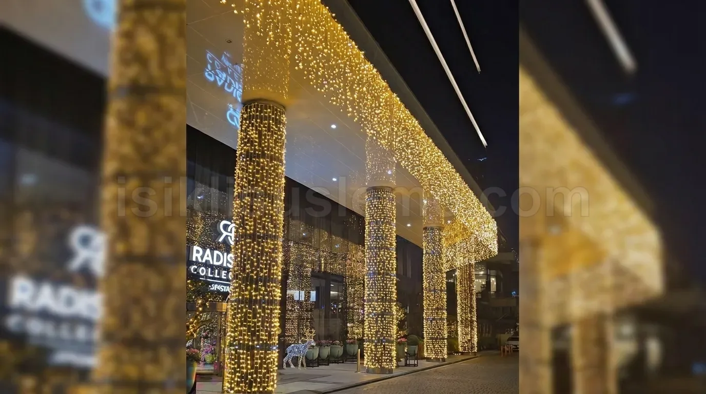 Radisson Collection oteli girisinde altin sicak beyaz LED perde ile kaplanan tasiniyici sutunlar