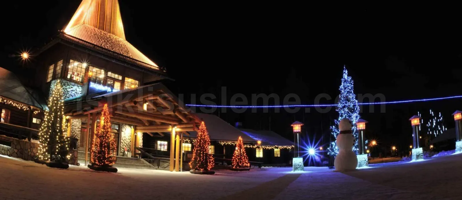 Karli resort giris alaninda kirmizi-altin LED agaclar ve yilbasi kardan adam dekorasyonu