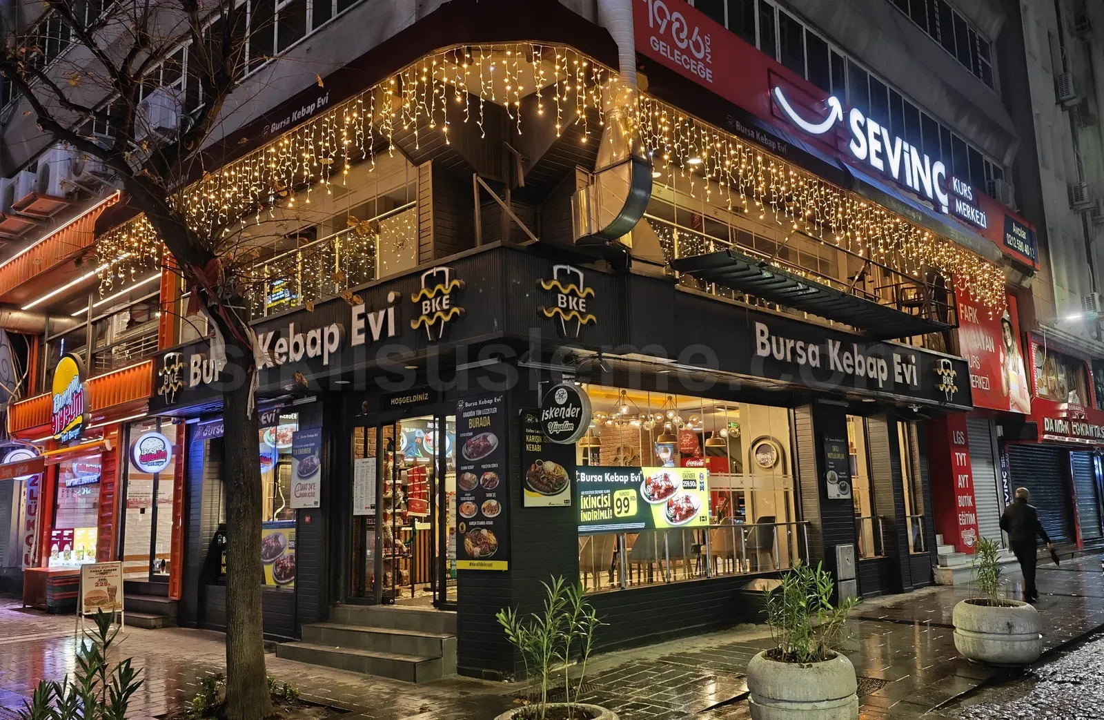 Bursa Kebap Evi restoraninin dis cephesinde pencere ust kenarini kaplayan sicak beyaz LED sarkıt susleme gece gorünumu