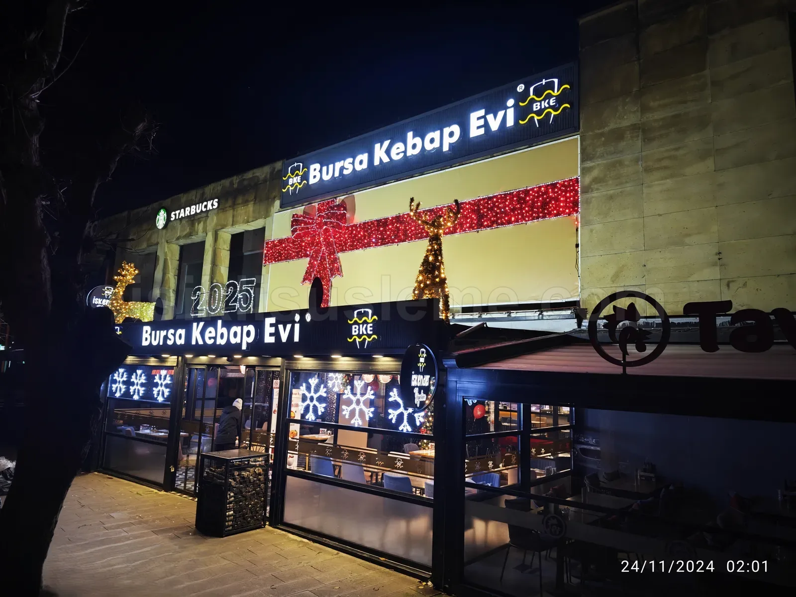 Bursa Kebap Evi restoran dis cephesinde kar tanesi motifleri, buyuk hediye paketi LED ve 2025 yazisi