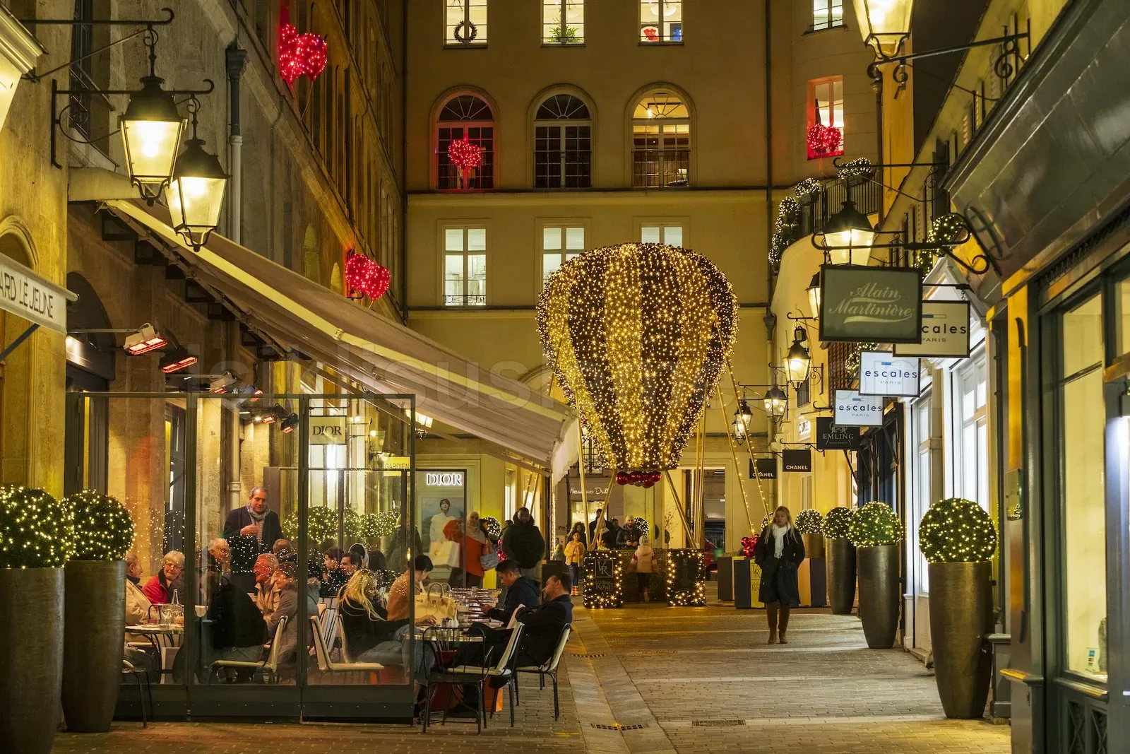 Dar restoran gecitinde altin LED sicak balon motifi ve kirmizi cicek susleme gece