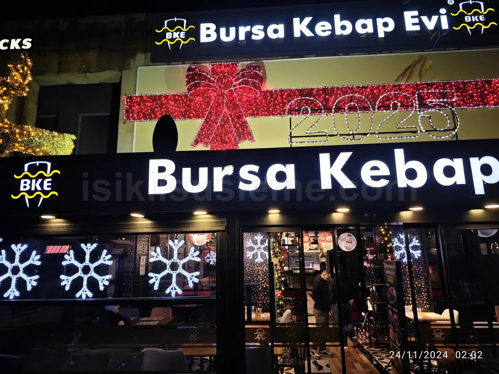 Bursa Kebap Evi tabelasinda kirmizi fiyonklu 2025 led susleme ve vitrin onunde kar tanesi led paneller