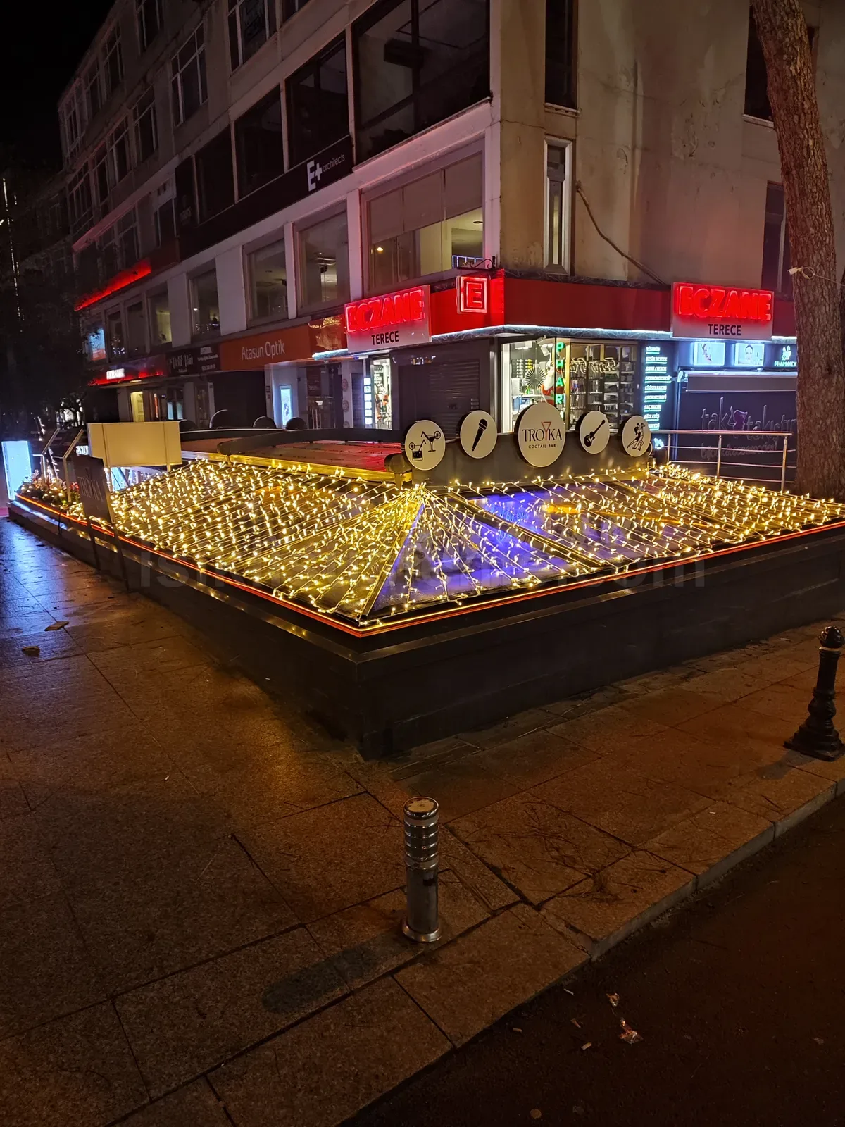 Gece kose restoran terasinda sicak beyaz LED ile kaplanan zemin susleme meydan duzeni