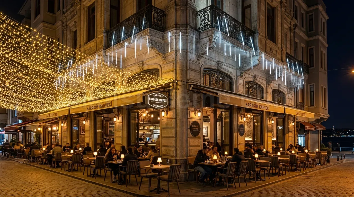 Acik terasta yemek yiyen musterilerin ustunde sarkıt buz sarkıtı ve perde led ile bezeli yilbasi restoran atmosferi