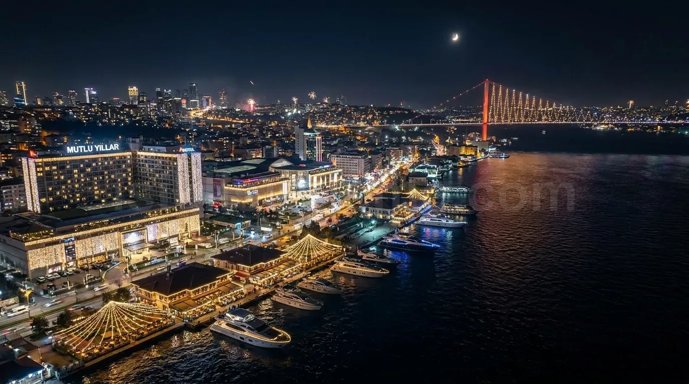 Bogaz koprusu onunde rihtim boyunca uzanan isletme kompleksinin gece LED susleme goruntusu