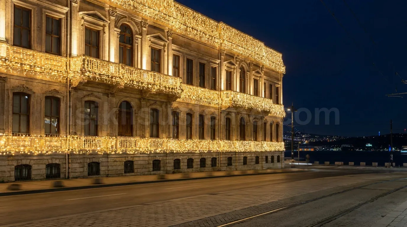 Bogaz manzarali tarihi tas binada sicak beyaz LED perde susleme ile aydinlatilmis gece cephesi