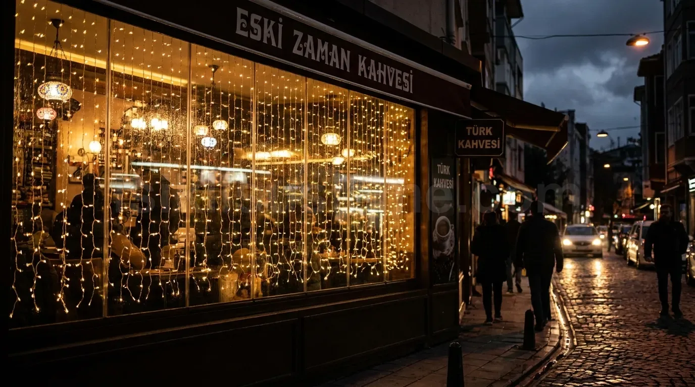 Eski Zaman Kahvesi vitrinine asili yogun sicak beyaz LED perde gece taş sokakta