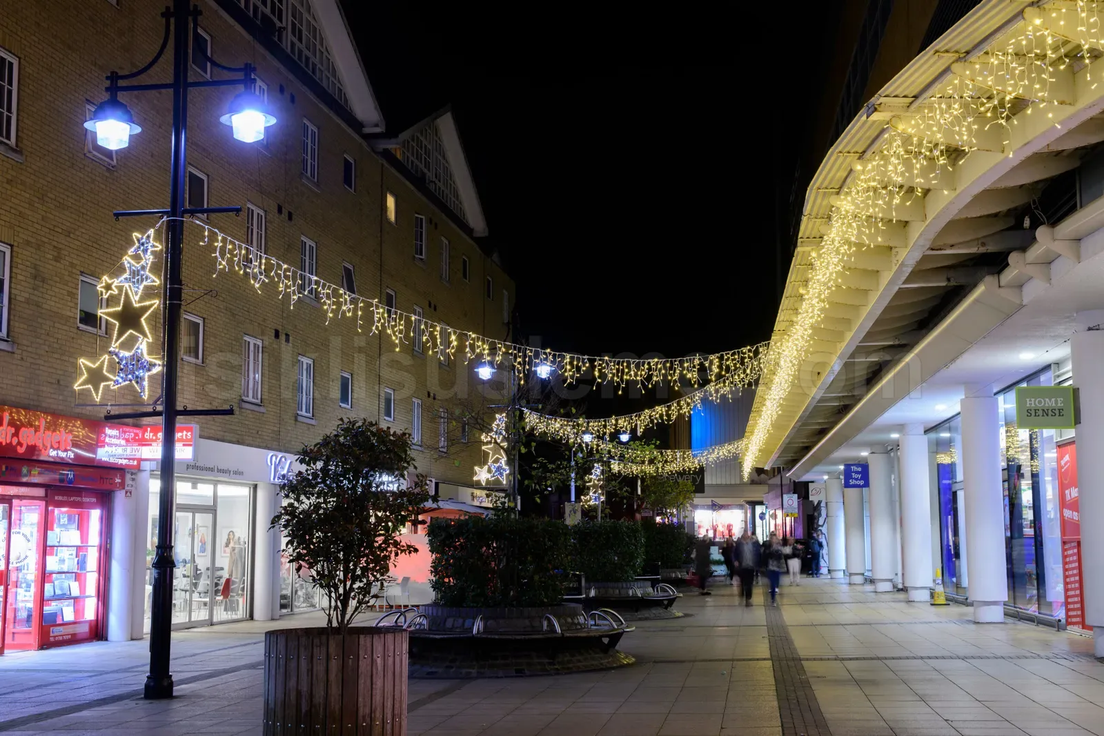 Gece magazalarin onunde yildiz motifleri ve perde led isikli ticari cadde susleme