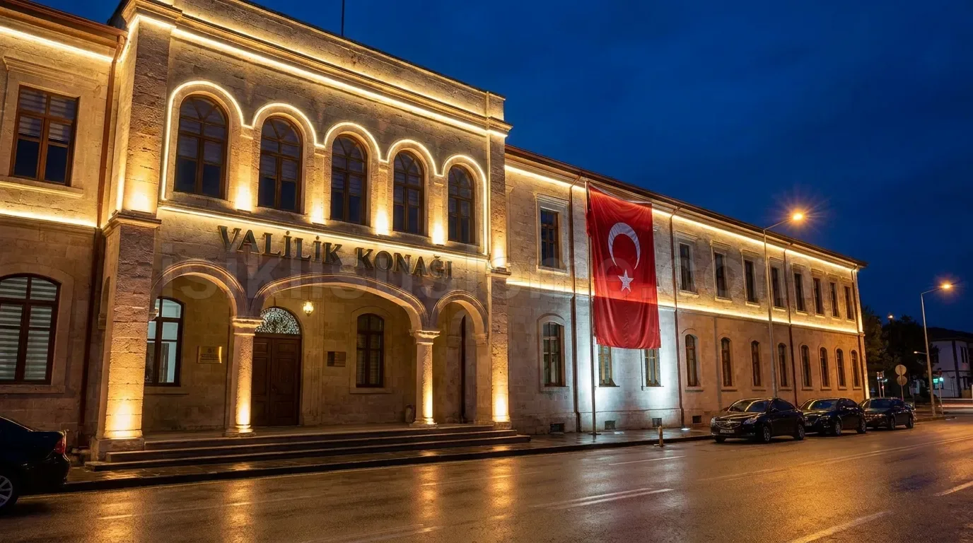 Valilik Konagi tarihi tas bina cephesi sicak beyaz LED ile altin ton aydinlatilmis