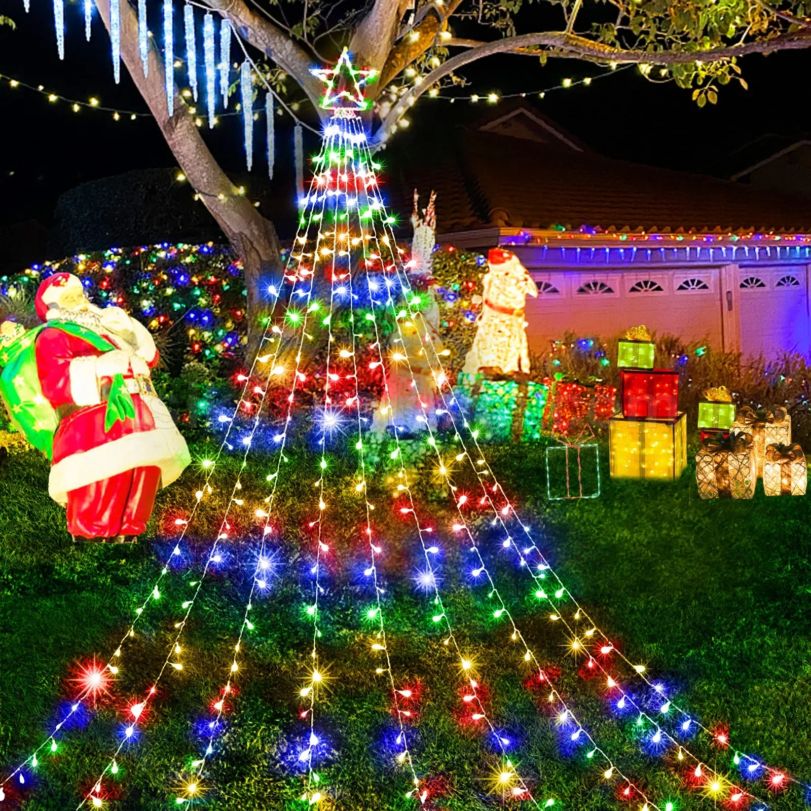 Villa bahcesinde renkli LED sarkan agac susleme Noel Baba ve hediye figuru ile gece gorunumu