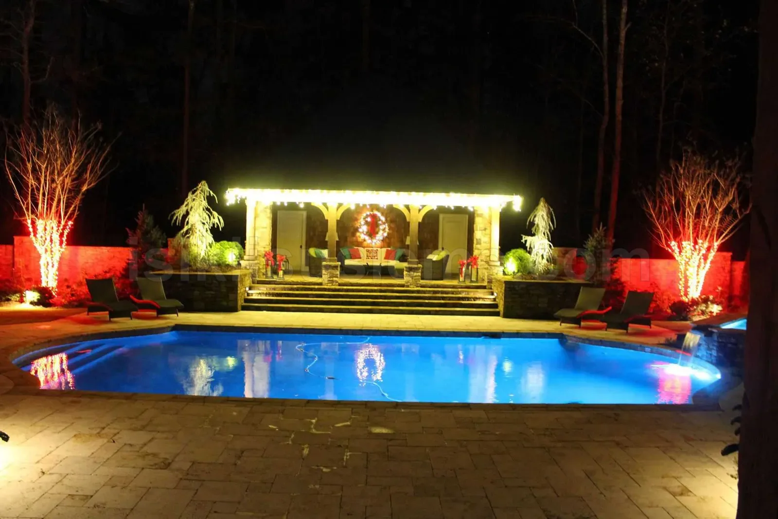 Villa havuz kenari pergolada sicak beyaz LED ve kirmizi agac isiklari gece gorunumu